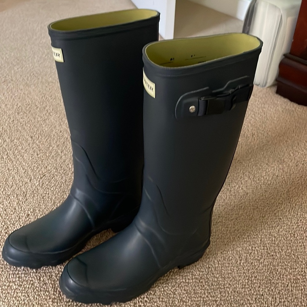 Hunter Navy Rain boots. Wide Calf.